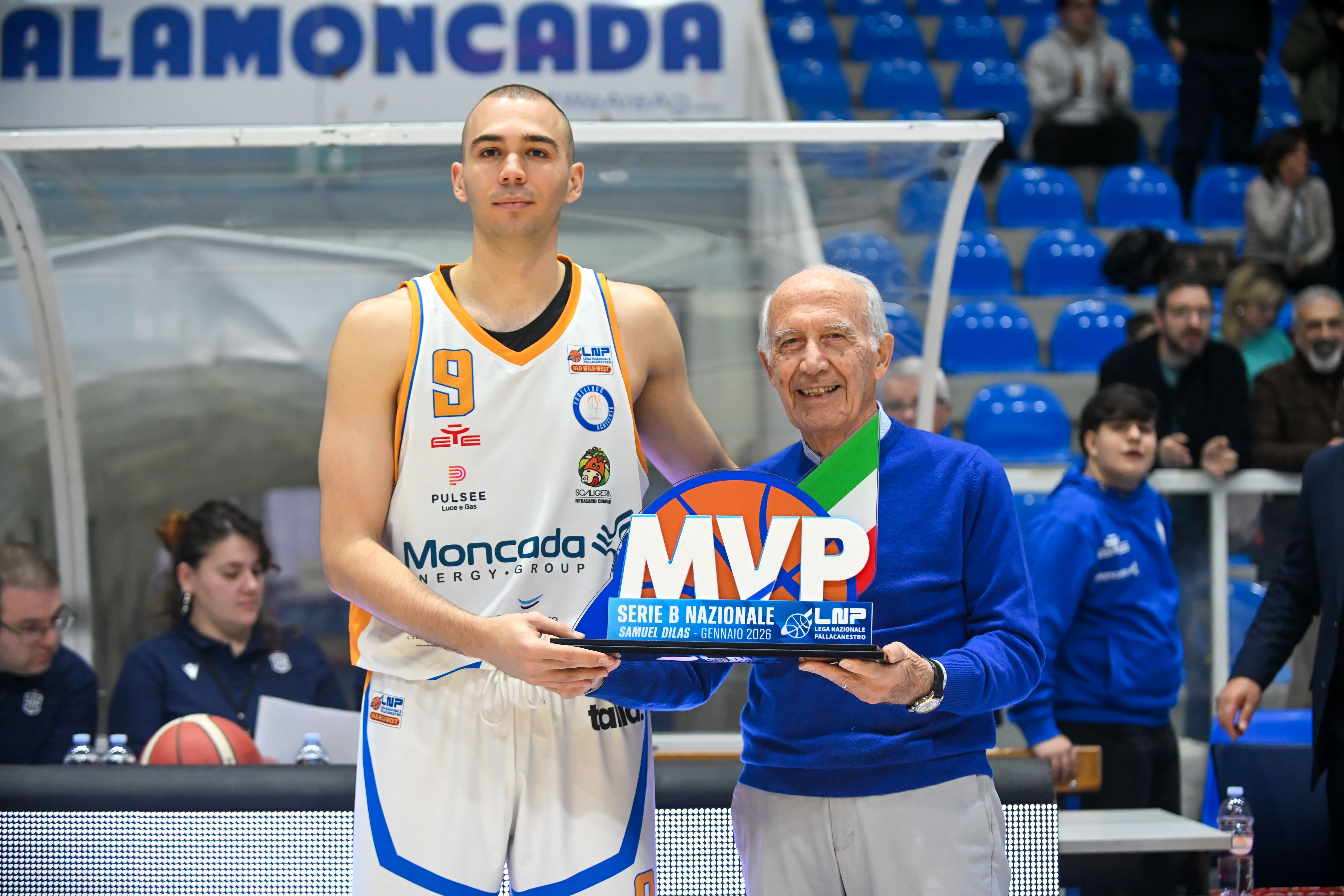 Alberto Conti premiato MVP “Samuel Dilas” del mese di gennaio in Serie B Old Wild West. Il riconoscimento è stato consegnato da Enzo Penna.
