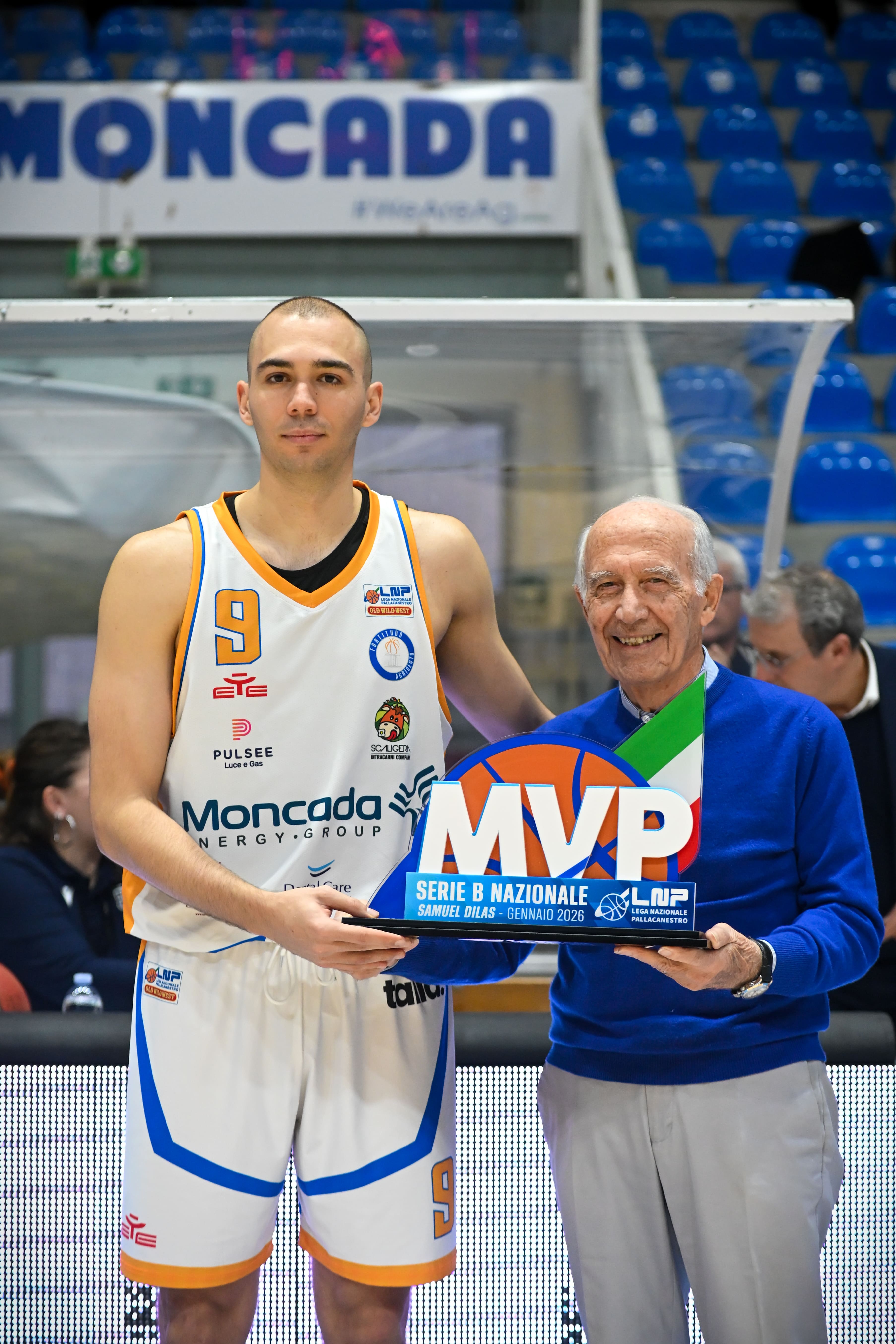 Alberto Conti premiato MVP “Samuel Dilas” del mese di gennaio in Serie B Old Wild West. Il riconoscimento è stato consegnato da Enzo Penna.